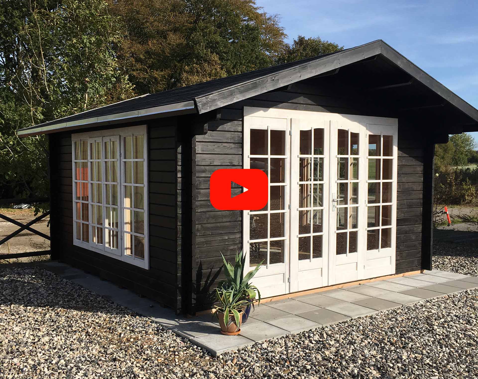 Denne smukke og unikke træhytte er ideel til haven og fås kun hos sølund huse - dansk design hytte