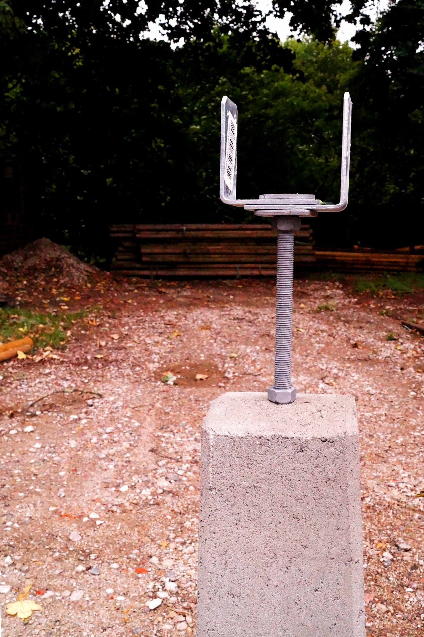 Stolpefod til fundament med justerbar beslag fra www.solundhuse.dk