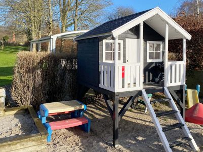 Lille Peter legehus på stolper fra Sølund Huse