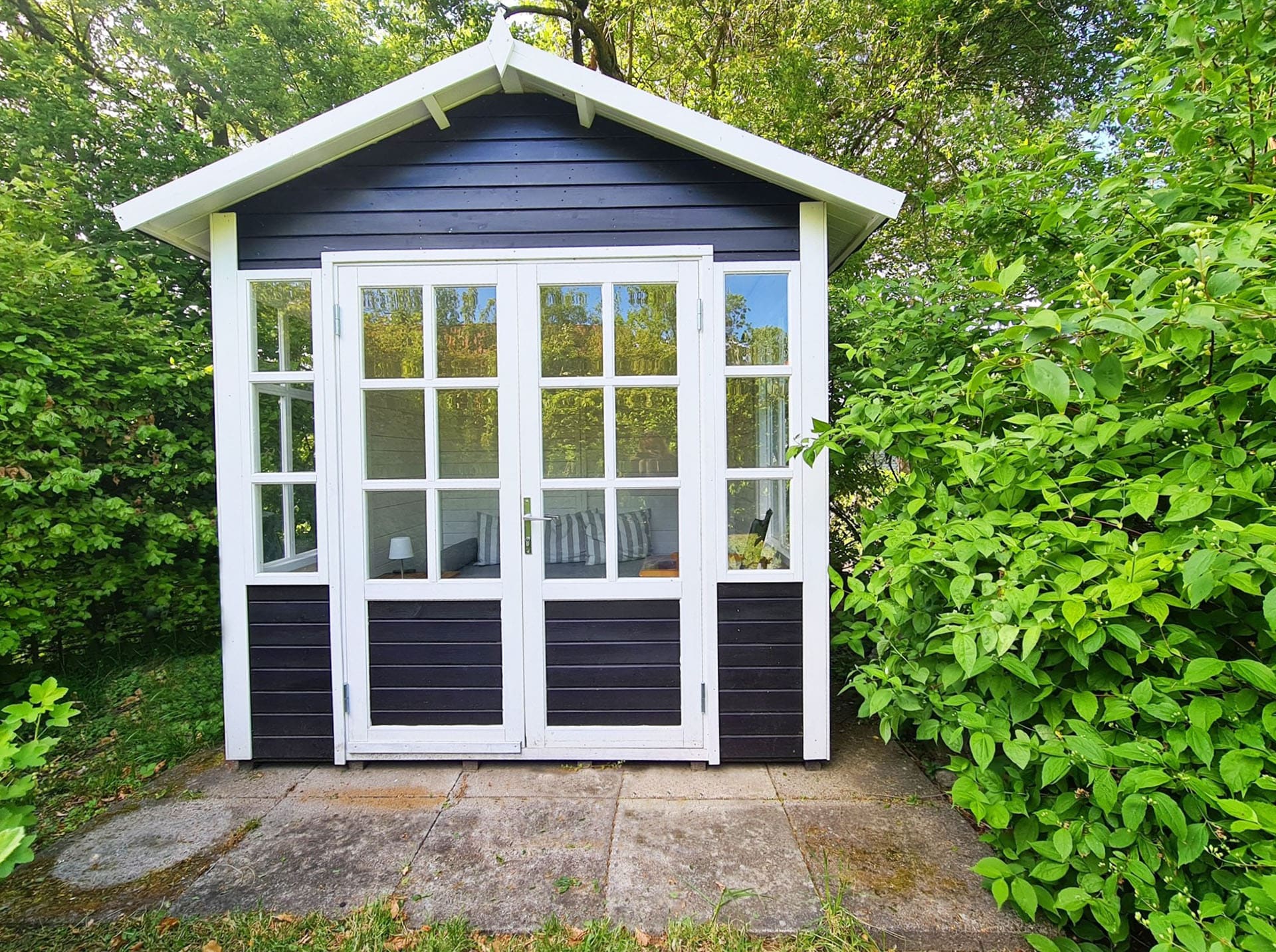 Lille havehus med vinduesparti fra Sølund Huse