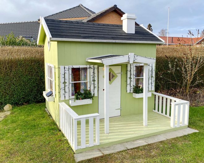 Lille Anders legehus med hems og terrasse fra www.sølundhuse.dk