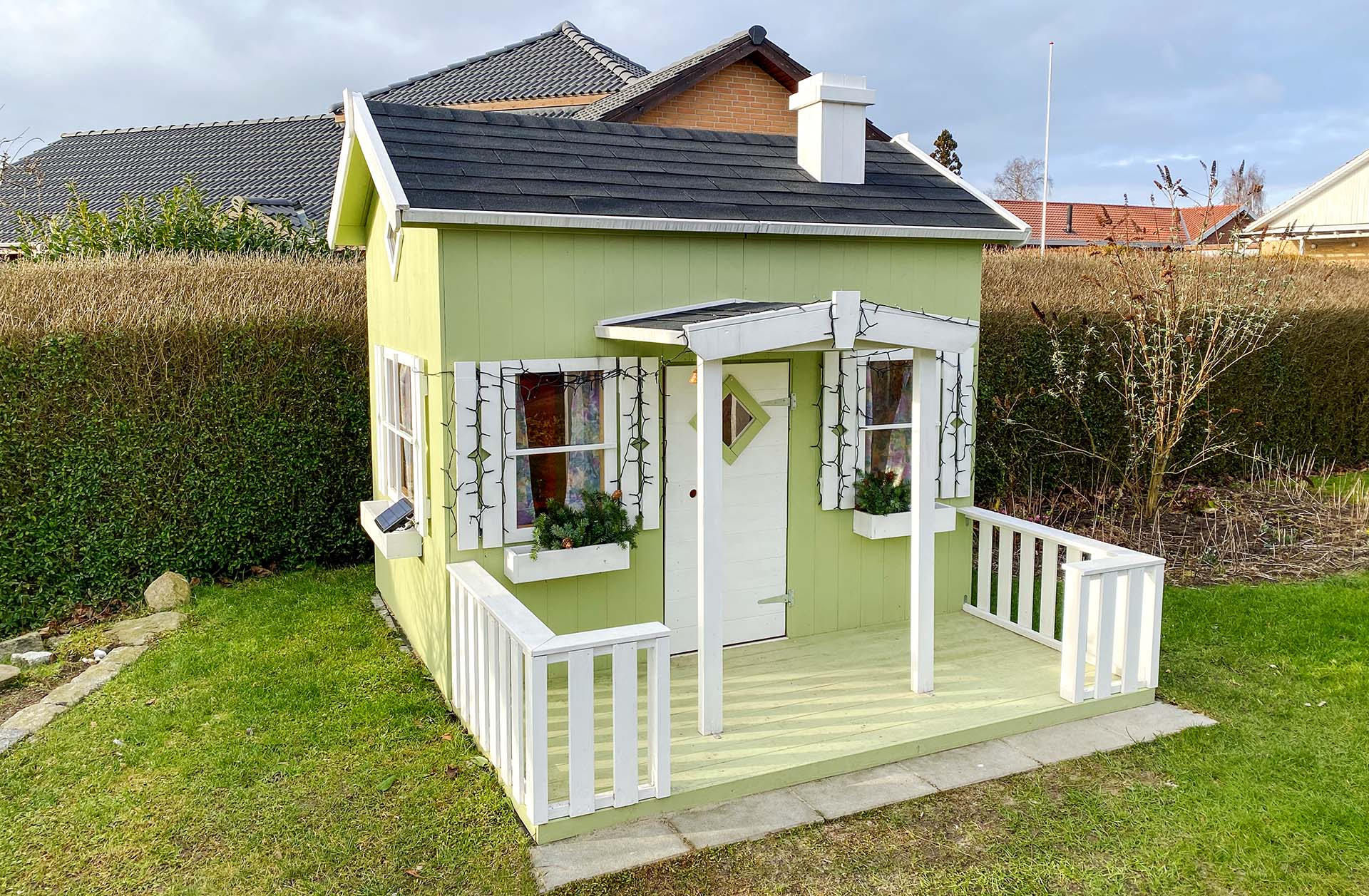Lille Anders legehus med hems og terrasse fra www.sølundhuse.dk