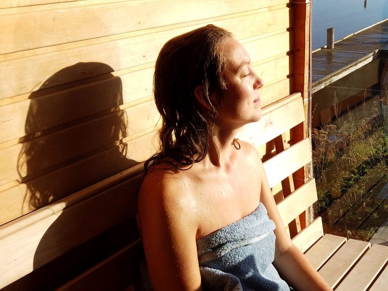 vinterbadning og sauna Lene fra Sølund Huse prøver det.