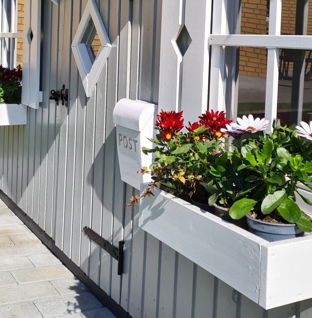 LILLE HVID POSTKASSE | Ideelt til legehus eller børneværelse