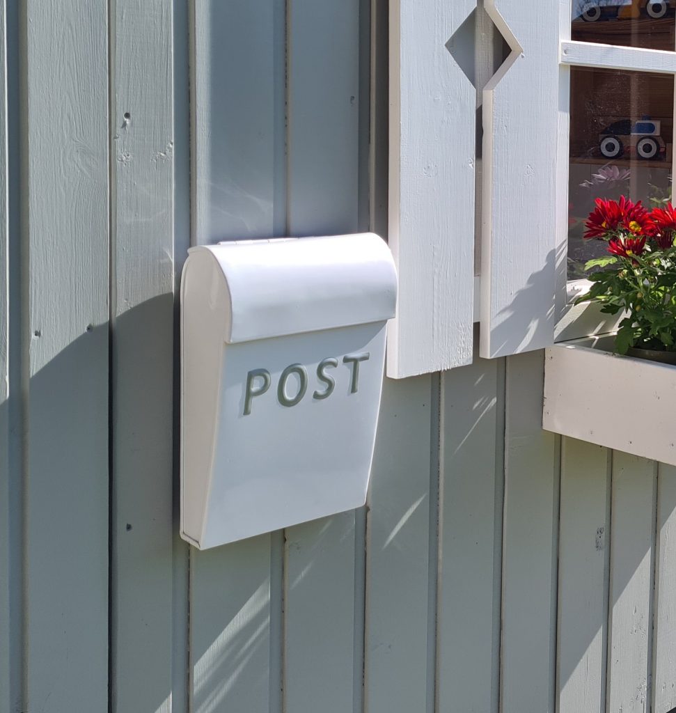 LILLE HVID POSTKASSE | Ideelt til legehus eller børneværelse