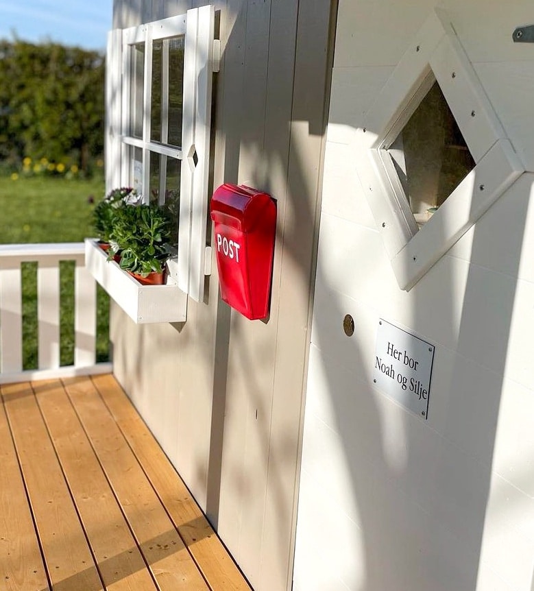 rød postkasse til børn fra Sølund Huse