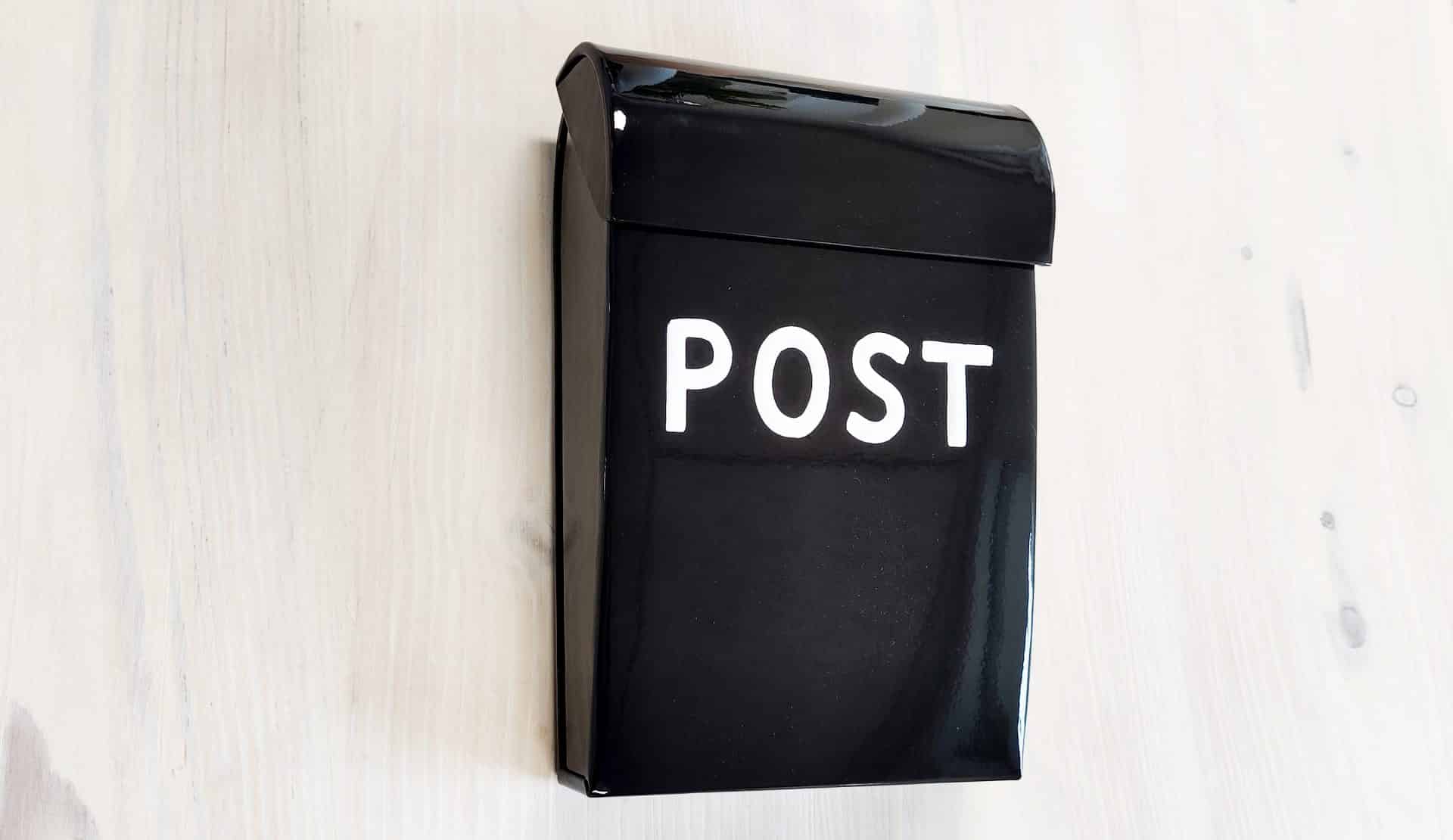 LILLE SORT POSTKASSE