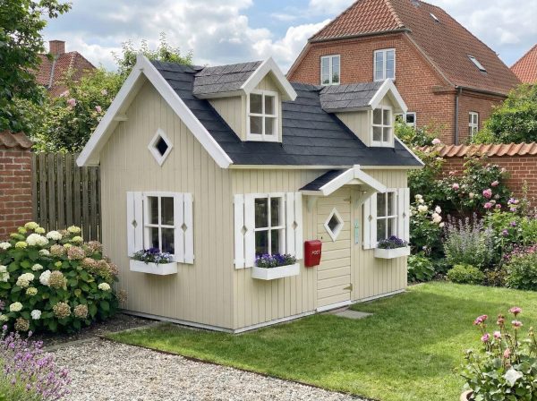 måske danmarks største legehus fra www.sølundhuse.dk stort legehus i træ