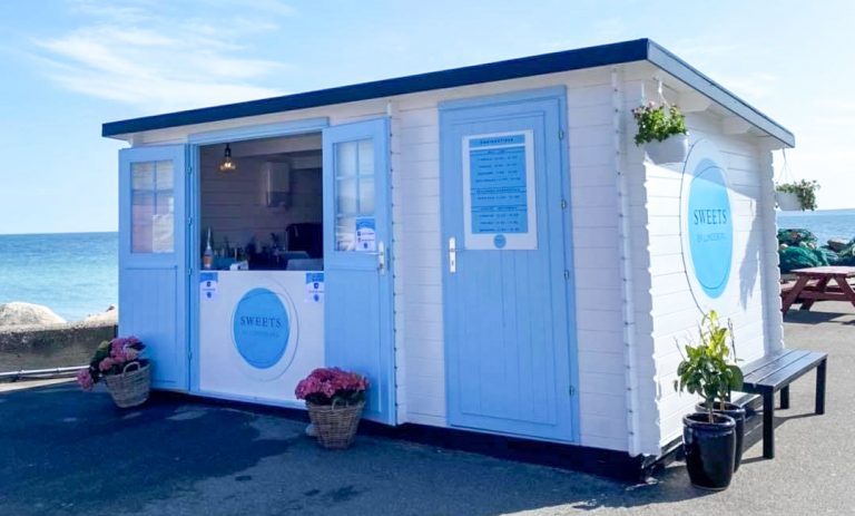 kiosk til salg hos Sølund Huse eller som her et skur som er lavet om til iskiosk