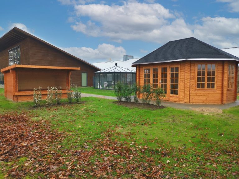 Terapihave i Bjerggårdshaven med shelter og pavillon fra Sølund Huse